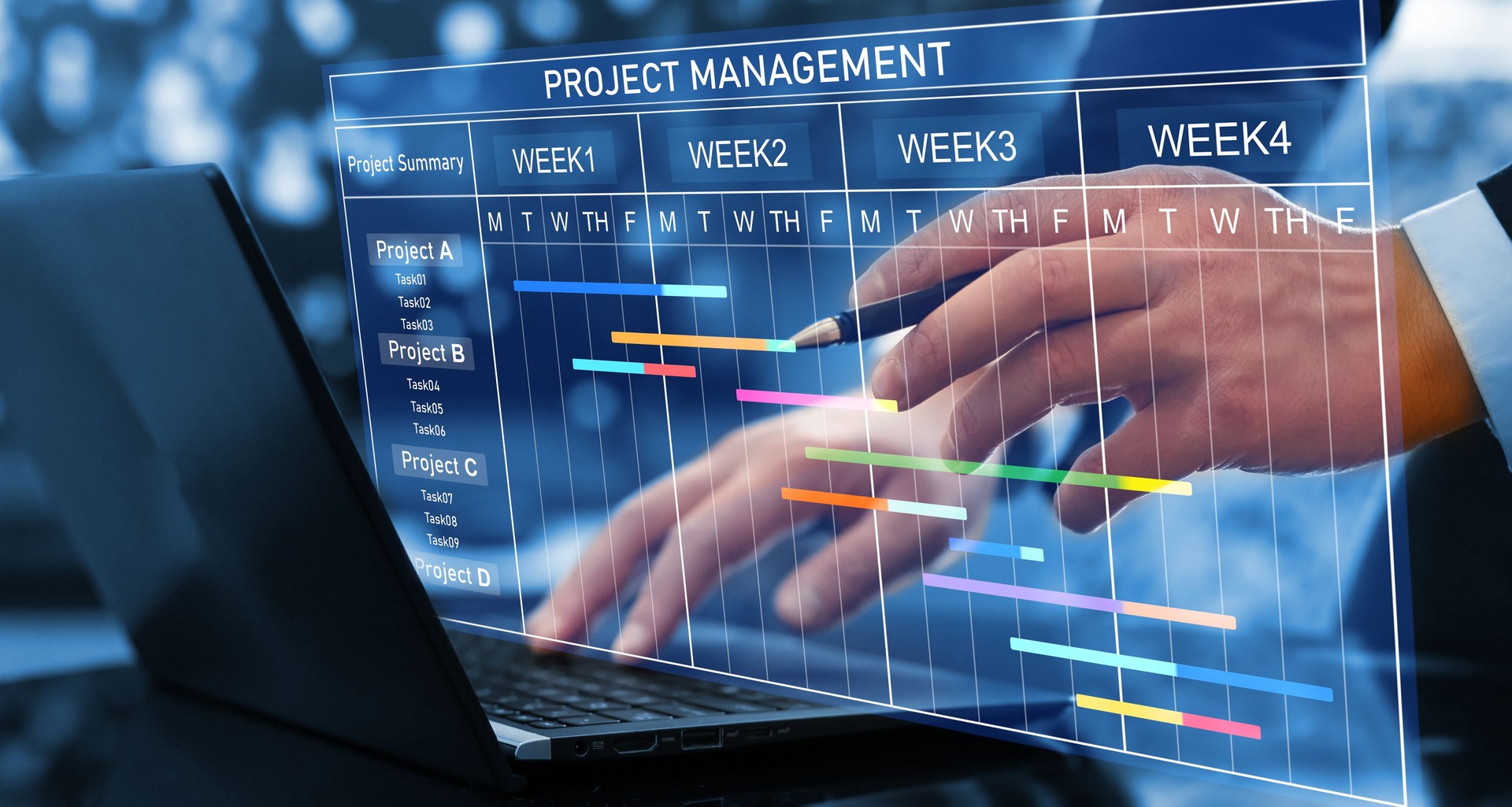 Gerente de proyecto trabajando en la computadora portátil y actualizando tareas y planificación de progreso de hitos con interfaz de programación de diagramas de Gantt para la empresa en pantalla virtual. Sistema de Gestión de Proyectos Empresariales.
